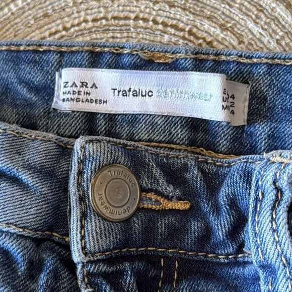 Zara High-Waisted Distressed Denim‎ Shorts Size 2 Blue Frayed Hem Casual - Picture 3 of 5